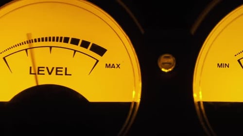 Dois indicadores de seta analógicos do nível do sinal sonoro no estilo estéreo vintage