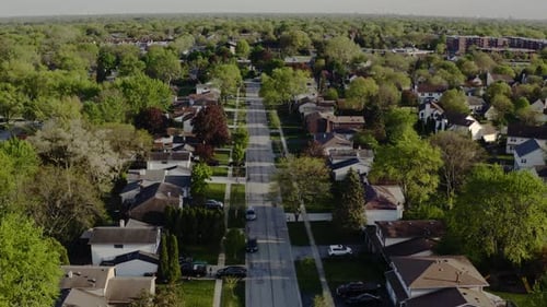 Drohnenansicht des amerikanischen Vorortes im Sommer
