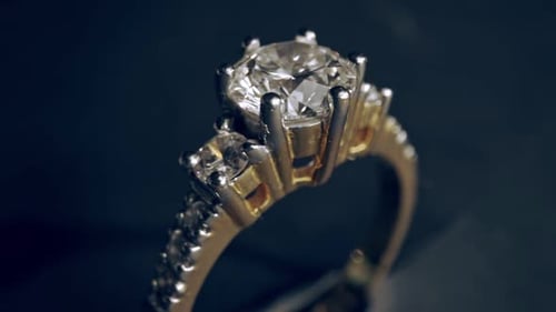 Extrem detaillierte Nahaufnahme des Diamantrings beim Rotieren auf dunklem Hintergrund