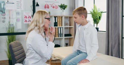 Une pédiatre examine le rythme cardiaque et les poumons d'un garçon lors d'une visite prévue à la clinique