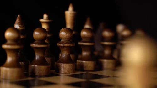 Nahaufnahme von Schach auf schwarzem Hintergrund