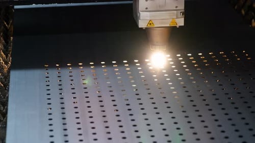 Zeitlupen-CNC-Laserschneidmaschine, die mit Blechen mit Funken arbeitet