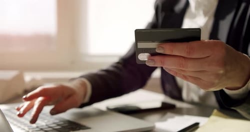 Empresária fazendo banco on-line, cartão de crédito, fazendo pagamento, investimento, Internet, entrando nela