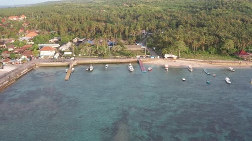 Luftaufnahme einer kleinen Stadt mit Hafen auf Tropical Island, Sonnenuntergang mit Booten und Meer in einer Kleinstadt