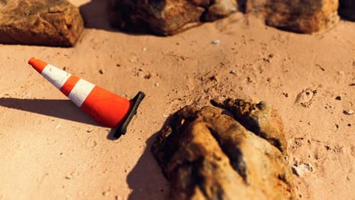 Cone de segurança no trânsito na praia de areia vazia