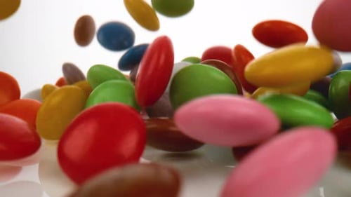 La caméra suit la chute de M&M à la surface. Ralenti.