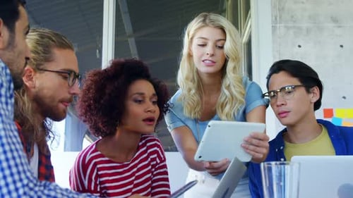 Kollegen diskutieren über digitales Tablet 4k