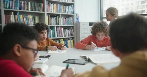 Blondes Mädchen kommt, um mit Jungen zu sprechen, die am runden Tisch sitzen