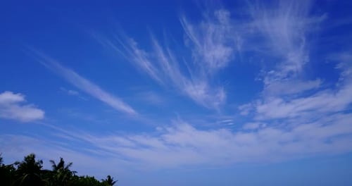 Luxusdrohne kopiert Weltraumaufnahme eines weißen Paradiesstrandes und blauem Wasserhintergrund in hochauflösendem 4K