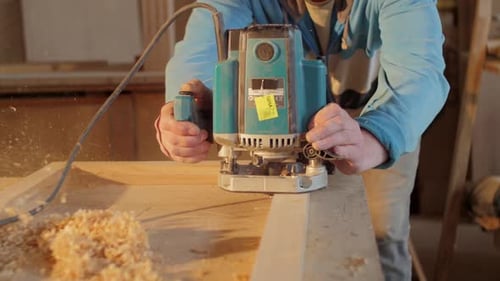 Holz schleifen mit der Maschine