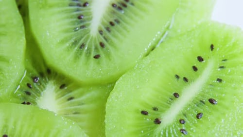 Extreme Nahaufnahme bunte frische Kiwi Zitrusfrüchte Scheiben Footage von rotierenden exotischen Früchten auf dem Tisch