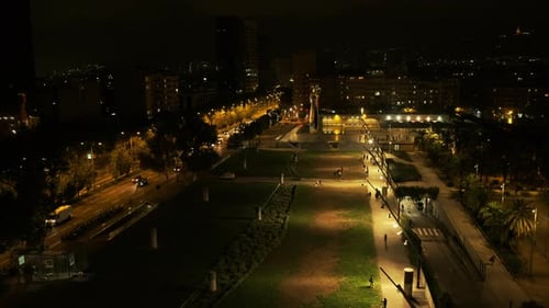 Vista noturna superior das ruas perto da Praça Espanhola (Plaça d'Espanya). Barcelona, Espanha