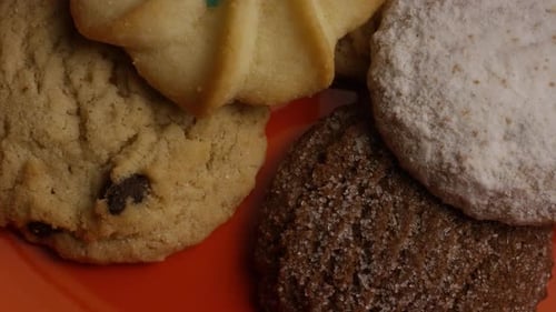 Filmmusik, rotierende Aufnahme von Keksen auf einem Teller - COOKIES 306