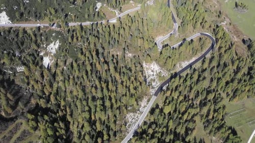 Bergpassstraße Luftbild mit wunderschöner Landschaft im Hintergrund im Do