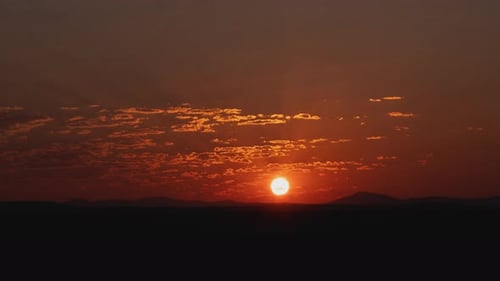 Time Lapse de salida del sol sobre paisaje abierto Zoom In