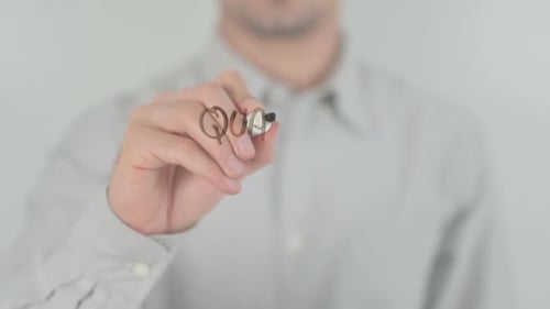 Hombre malo escribiendo en pantalla transparente