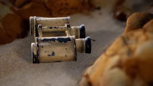 Vieilles jumelles militaires allemandes sur la plage de sable