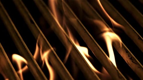Ein helles Feuer durch den Grill