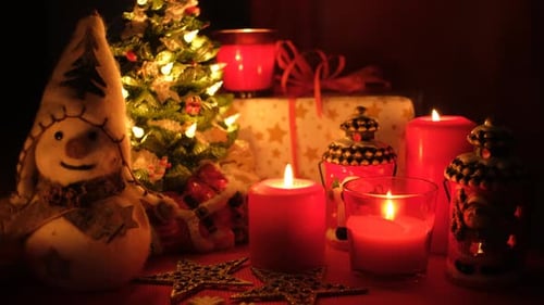 Schneemannspielzeug und Weihnachtskerzen-Dekoration Weihnachtsfeiertage und Neujahrskonzept.