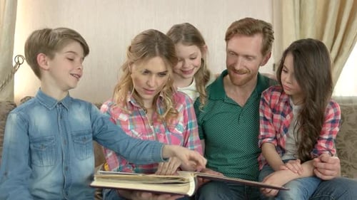 La familia mira el álbum de fotos