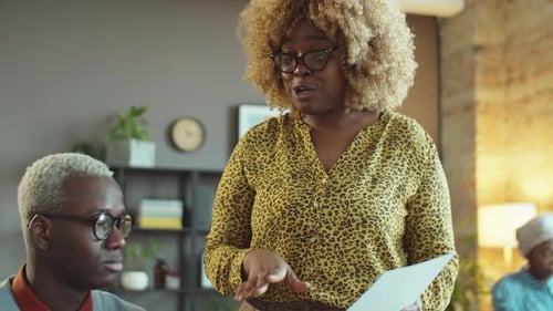 Afroamerikanische Kollegen diskutieren Dokument im Amt