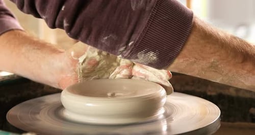 Potier mâle fabriquant un pot