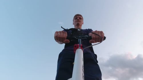 Un homme conduisant un scooter