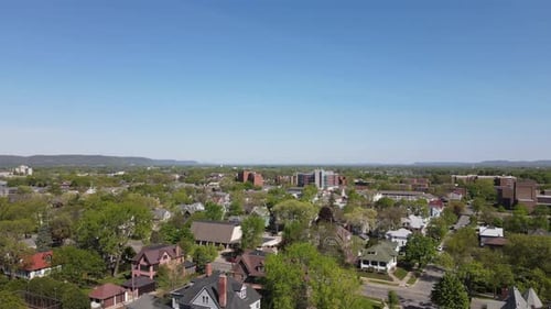 Drohnenblick über die Nachbarschaft im Mittleren Westen im Sommer mit Klippen und blauem Himmel am Horizont.