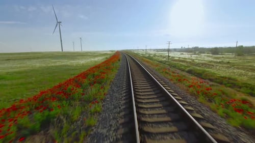Schöne Eisenbahn vor dem Hintergrund der grünen Wiese