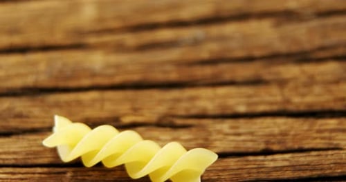 Fusilli auf Holztisch