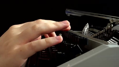 La fille tape sur une machine à écrire rétro.