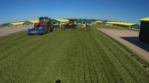 Hélicoptère volant autour de tracteurs dans un silo dans une ferme