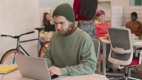 Homme d'affaires hipster travaillant dans un bureau de démarrage