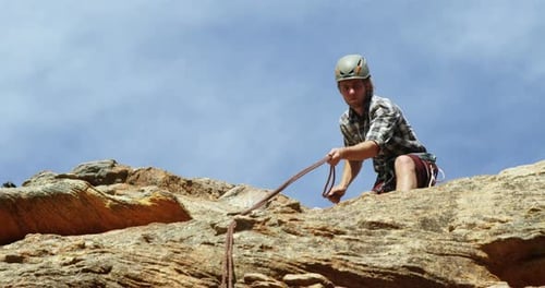 Mountaineer trying to pull the tightrope 4k