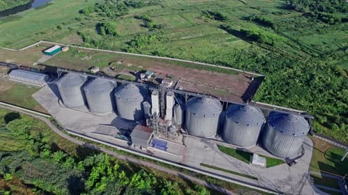 Neue industrielle Getreidesilos Getreidelagertanks von Drohne