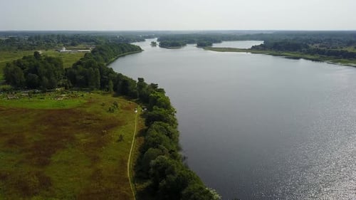 Wilde Natur des Sees Zaronovo 38