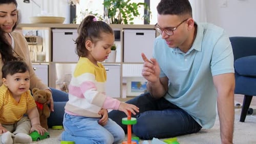 Glückliche Familie mit Kindern, die zu Hause spielen