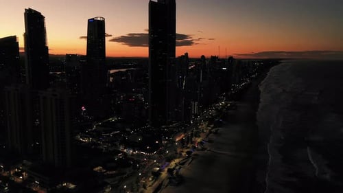 Später Sonnenuntergang im Surfers Paradise, Goldener Himmel hinter Hochhauswohnungen, Drohne