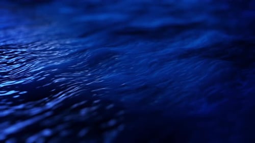 Schöne lebendige Textur, fließendes Wasser mit leichten Lichtreflexen