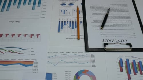 Contrat d'affaires sur la table dans le bureau moderne de l'entreprise