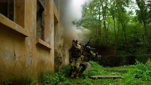 Soldats tombant après une explosion, au Ralenti
