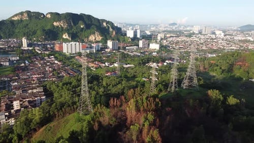 Tour électrique vue aérienne avec colline en arrière-plan
