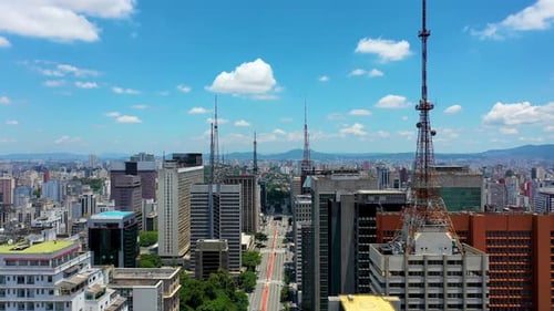 Avenida Paulista no centro de São Paulo, Brasil. Cidade histórica.
