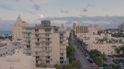 Drohne fliegt über Miami South Beach mit wunderschönen blauen Wolken im Hintergrund