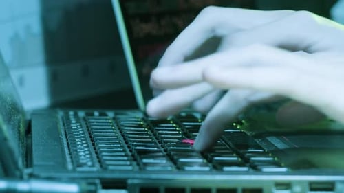 Nahaufnahme menschlicher Hände, die auf grauer Tastatur tippen