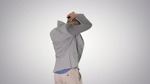 Ingénieur arabe avec concept de sécurité à pied Hardhat sur fond dégradé.