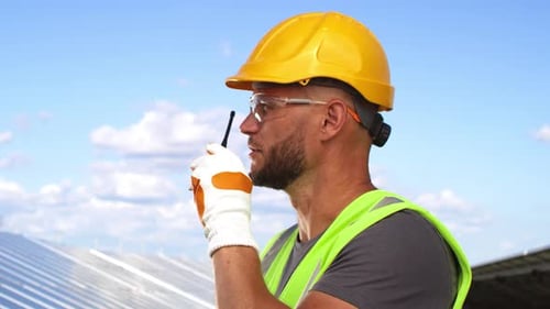Solarpark-Ingenieur gibt Anweisungen im Radio