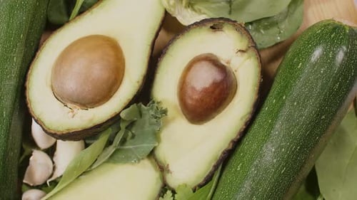 Avocados auf einem Schreibtisch
