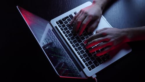 Männliche Hände codieren auf Laptop-Bildschirm