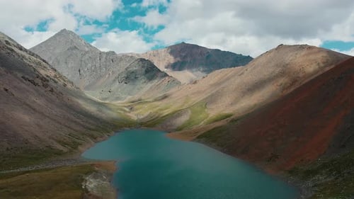 Bergsee in einer malerischen Schlucht